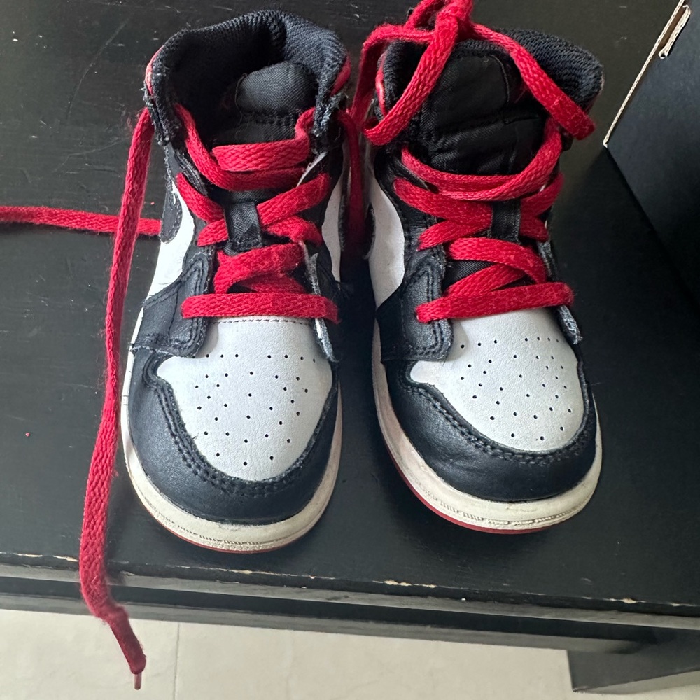 Toddler Nike Jordan 1 mid (TD) size 8. Gently used
